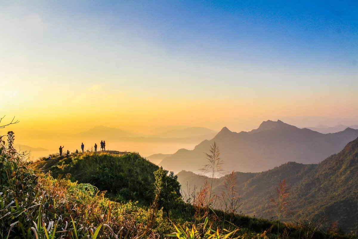 Grupo caminhando ao amanhecer